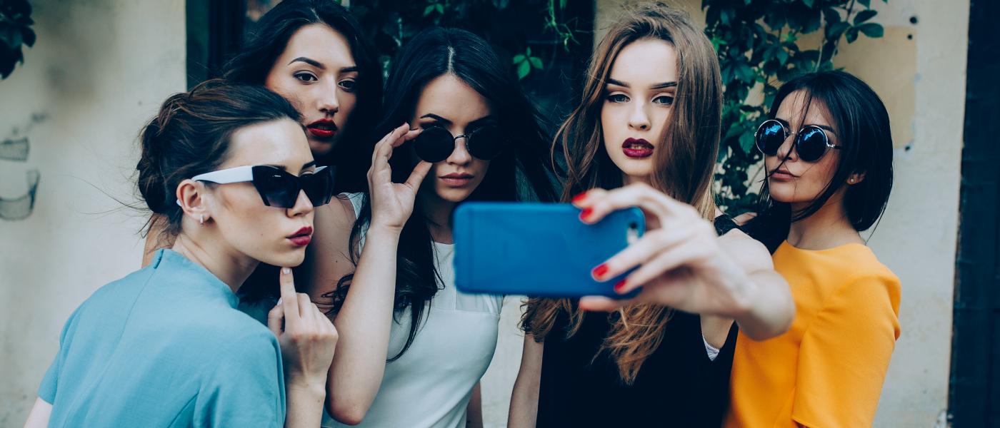 teen girls selfie